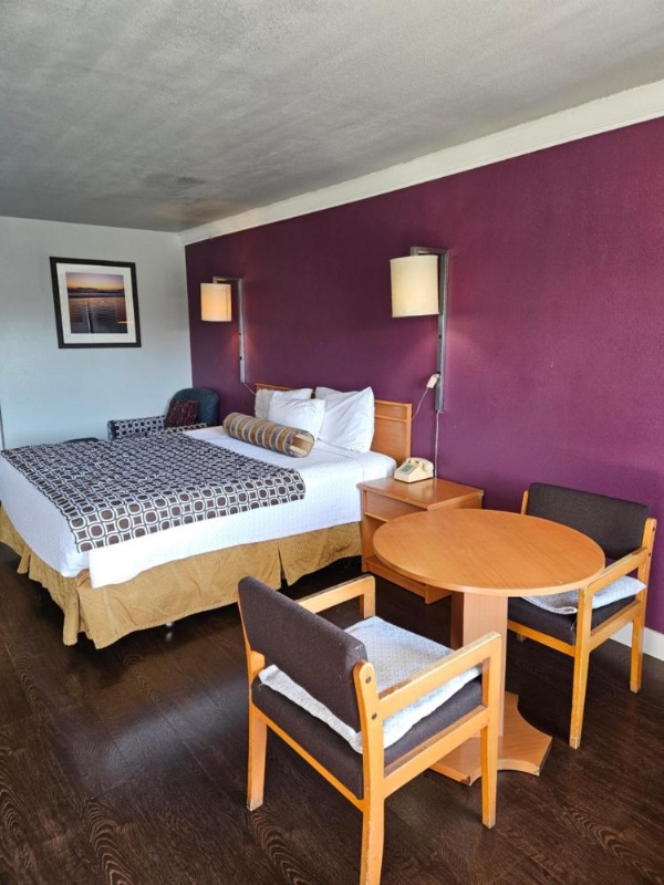 Fullerton Inn image 13