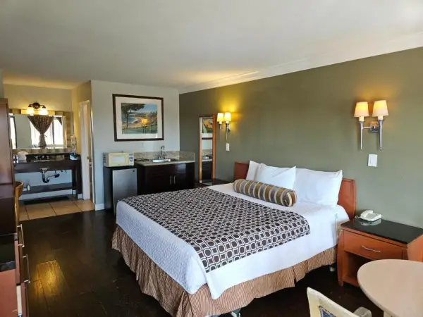 Fullerton Inn 6