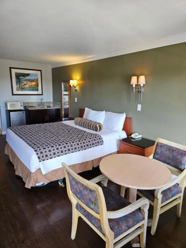 Fullerton Inn 8