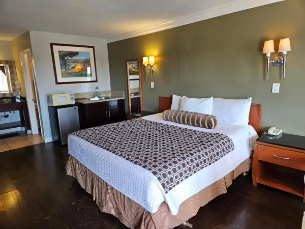 Fullerton Inn 9